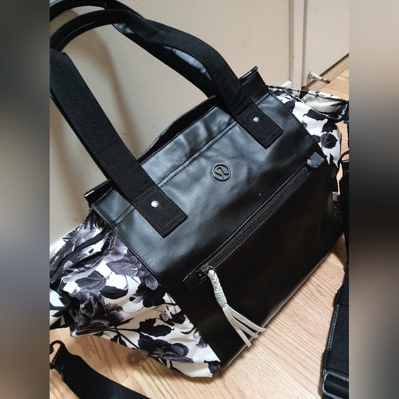 Lululemon Large Gym Bag - Picture 2 of 8